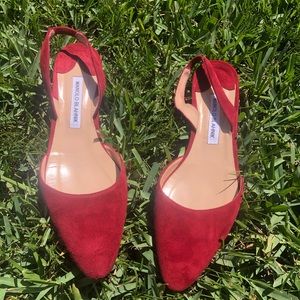 Gently used Manolo Blahinik 39.5 EU will fit US8